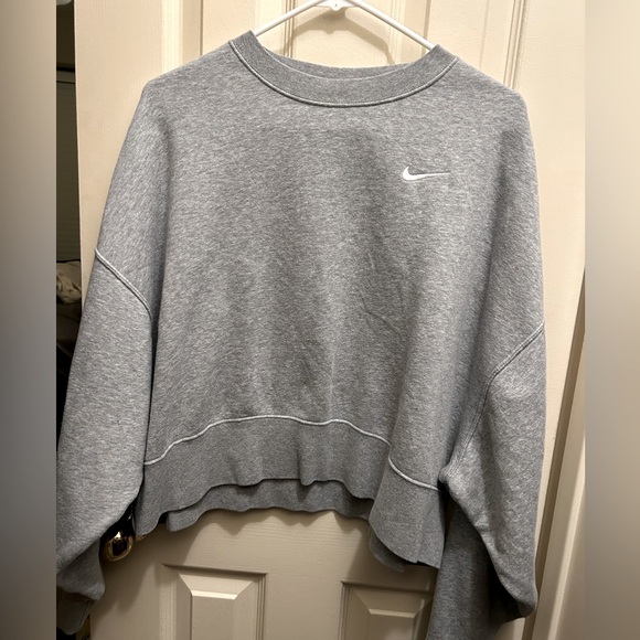 Nike Tops - nike sweatshirt